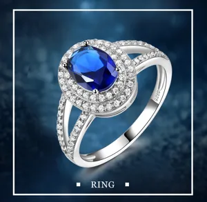 Detailansicht des Luxus 925 Silber Rings mit blauem Saphir und funkelnden Zirkoniasteinen.