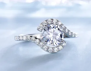 Silber Zirkonia Ring Detailansicht mit funkelnden Steinen im modernen verschnörkelten Design.