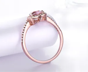 Detailaufnahme eines roségoldenen 925er Silberrings mit einem rosa Herz Morganit und feinen Steinen.