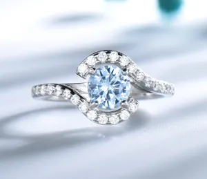 Nahaufnahme des S925 Silber Rings mit blauem Zirkonia und funkelnden Steinen.