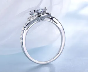 Detaillierte Nahaufnahme eines luxuriösen Sterlingsilber Zirkonia Rings mit funkelndem Stein.