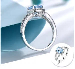 Eleganter S925 Silberring mit hellem Edelstein und funkelndem Zirkonia Halo Detail.