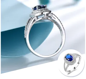 Nahaufnahme des luxuriösen 925 Silber Saphirrings mit funkelnden pavé-gefassten Steinen.