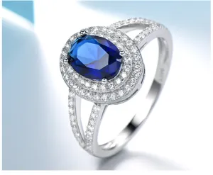 Luxus 925 Silber Ring mit ovalem blauen Edelstein und doppeltem Zirkonia Pave Design.