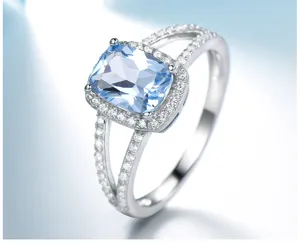 Detailansicht eleganter Silberring mit blauem Kissen Edelstein und Zirkonbesatz fein.