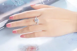 Detailaufnahme eines luxuriösen S925 Sterlingsilber Rings mit funkelnden Zirkonia Steinen.