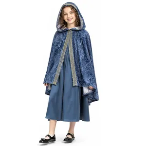 Vista dettagliata della mantellina con cappuccio cosplay e del vestito blu per bambini.