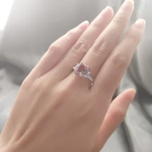Nahaufnahme Detail eines silbernen rechteckigen rosa Edelstein Rings, elegant und glänzend.