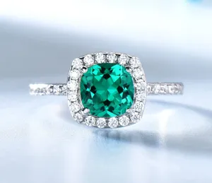 Exquisites Detail des quadratischen grünen Edelsteinrings mit funkelnden Zirkonen auf Silber.
