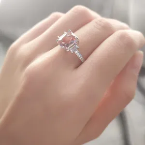 Nahaufnahme eines eleganten Silberrings mit einem atemberaubenden rosa farbenen Hauptstein.