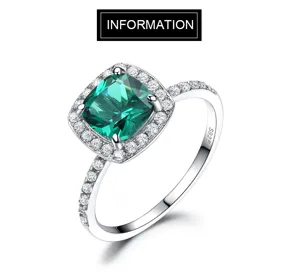 Nahaufnahme des quadratischen grünen Edelsteinrings mit funkelndem Zirkonia-Pavé-Halo.