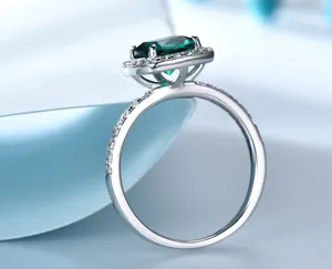 Eleganter 925 Sterling Silber Smaragd Ring mit funkelnden Steinen fuer Damenschmuck.