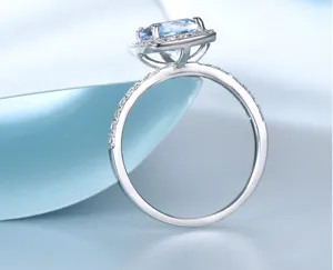 Detaillierte Nahaufnahme des S925 Silber hellblauen quadratischen Stein Ringes.