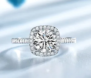 Atemberaubender 925er Sterlingsilber Kissen Halo Ring mit funkelnden Zirkonia Steinen.