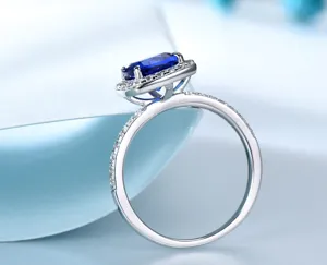 S925 Silber quadratischer blauer Edelstein Ring mit Pavé-Diamanten, luxuriöser Schmuck.