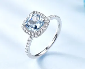 Detailansicht des luxuriösen Kissen-Halsrings mit hellblauem Stein und funkelnden Diamanten.