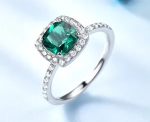 Exquisiter S925 Sterling Silber Smaragd quadratischer Halo Ring mit funkelnden Zirkonia.