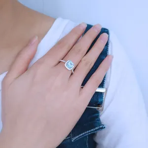 Wunderschöner Ring aus 925 Silber mit hellblauem Edelstein im Kissen Schliff Detail.