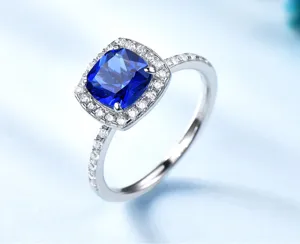 Silber Kissen Schliff blauer Edelstein Ring mit funkelnden Diamanten elegante Damen Schmuck