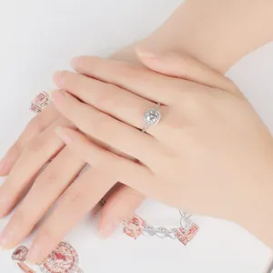 Eleganter Silberring mit Zirkonia, funkelnder Halo-Stein für Damen und Geschenke.