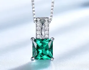 Detailansicht der quadratischen grünen Edelstein Silberkette mit funkelnder Anhängerschleife.