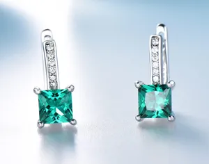 Wunderschöne 925 Silber quadratische Smaragd Edelstein Ohrringe mit funkelnden Zirkonia Steinen.