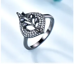 Detaillierte Ansicht des schwarzen Silberrings mit Blatt-Design und Zirkoniasteinen.