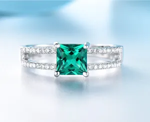 Detailaufnahme des exquisiten quadratischen grünen Edelsteinrings mit doppeltem Pavé-Band.