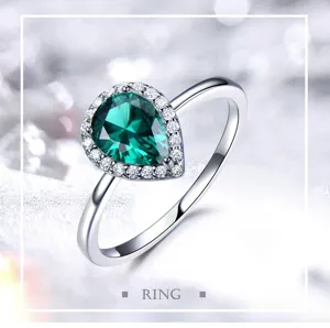 Detailansicht des eleganten birnenförmigen grünen Edelstein Silberrings mit Zirkonia.