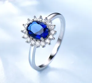 Nahaufnahme Detailansicht des Silberrings mit blauem Schmuckstein und funkelnder Zirkonkrone.