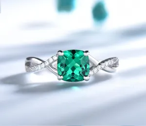 Detailansicht des eleganten quadratischen gruenen Edelsteinrings mit funkelnder Schiene.