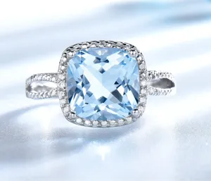 Detailansicht eines 925 Silber Rings mit hellblauem Zirkonia und funkelndem Steinpavé.