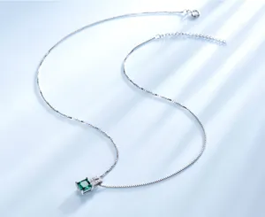 Detailaufnahme der 925er Silber quadratischen gruenen Edelstein Anhaenger Kette fein.
