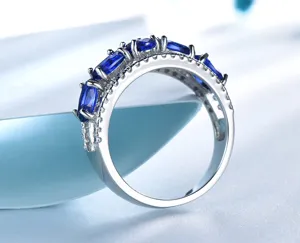 Detailansicht eines 925er Silberrings mit blauen Edelsteinen, funkelndes Design für Eleganz.