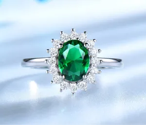 Wunderschöner ovaler grüner Edelsteinring mit strahlendem Zirkonia-Halo aus echtem Silber.