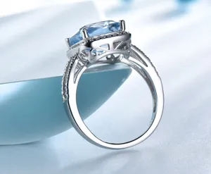 Nahaufnahme Detailansicht eines luxuriösen quadratischen hellblauen Schmuckrings.