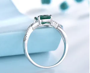 Wunderschöner S925 Sterlingsilber quadratischer grüner Edelstein Ring mit Zirkonia.