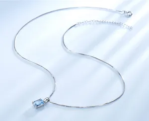 Elegante 925 Silber Halskette mit rechteckigem hellblauen Edelstein Anhänger für Damen.
