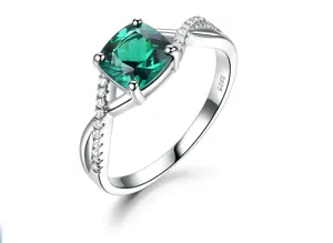 Detailansicht des S925 Silber Rings mit quadratischem grünem Edelstein und Zirkon.
