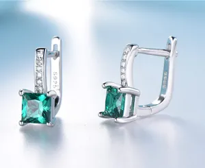 Nahaufnahme von Sterlingsilber quadratischen grünen Edelstein Ohrringen mit Steinen.