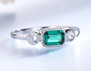 Silberner Vintage Drei-Stein-Ring mit grünem Edelstein im Smaragd-Schliff Detailansicht