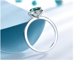 Detailansicht des minimalistischen S925 Sterlingsilberrings mit grünem Edelstein und edlem Band.