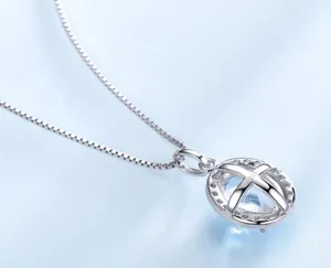 Exquisites S925 Sterlingsilber hellblau Topas Anhänger Detail, elegantes Kettendesign.