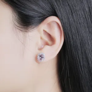 Detailaufnahme von 925 Silber ovalen rosa Morganit Ohrringen mit funkelnden Zirkonsteinen.