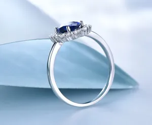 Detailansicht des S925 Silberrings mit ovalem blauen Stein und funkelndem Kranz.