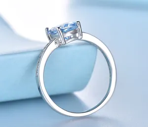 Nahaufnahme Detail des hellblauen Edelstein Silberrings Krappenfassung Pavé Glanz.