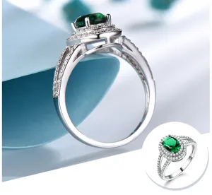 Nahaufnahme Detail des Silberrings mit gruenem Edelstein und doppelter Pavé-Diamantschiene.