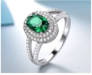 Nahaufnahme eines luxuriösen 925er Silber Rings mit grünem Edelstein und funkelnden Zirkonen.