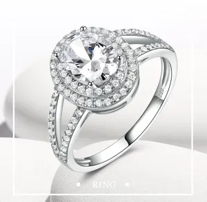 Nahaufnahme Detail des luxuriösen ovalen Zirkonia Halo Sterlingsilber Rings mit geteiltem Band.
