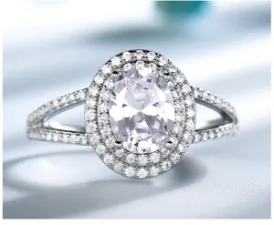 Detailaufnahme des luxuriösen 925er Sterlingsilber Ringes mit funkelnden Zirkoniasteinen.